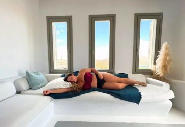 Με μαγιό ποζάρει η Δανάη Μπάρκα στη Μύκονο 