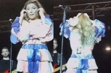 Σοκαριστική στιγμή για την Έλενα Παπαρίζου: Άνδρας κατέβασε το παντελόνι του σε συναυλία (ΒΙΝΤΕΟ)
