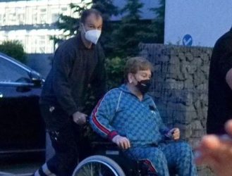 Ελτον Τζον: Φωτογραφίες του 75χρονου σούπερ σταρ σε αναπηρικό αμαξίδιο