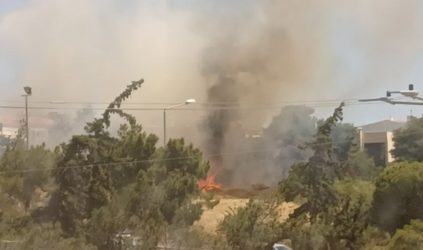 Συναγερμός στην Πυροσβεστική – Ξέσπασε φωτιά στη Βούλα