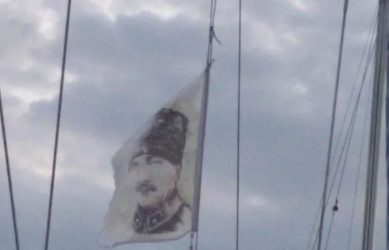 Μυτιλήνη: Ιστιοφόρο ύψωσε σημαία του Κεμάλ στο λιμάνι (ΦΩΤΟ)