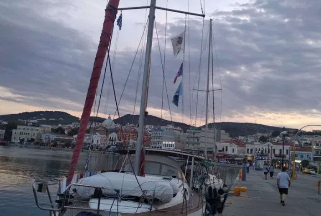 اليونان ميتيليني - ميتيليني: مركب شراعي يرفع علم كمال أتاتورك في الميناء (صور)