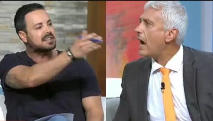 Κουσουλός και Καλλιακμάνης σε άγριο καβγά: «Να συνομιλείτε με δημοσιογράφους που σας γλείφουνε» (ΒΙΝΤΕΟ)
