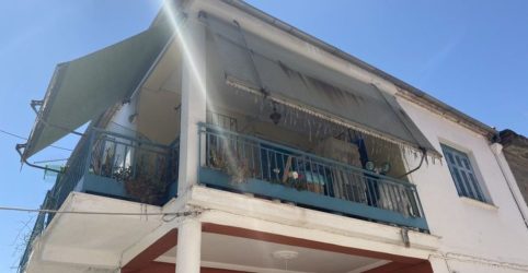 Λάρισα: “Είναι αγρίμι, μιλούσε τη δική της γλώσσα”, λέει η θεία της 51χρονης που ήταν κλεισμένη στο σπίτι για 42 χρόνια