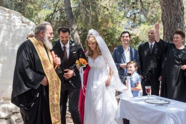 Αγριες Μέλισσες: Δρόσω και Κωνσταντής ανεβαίνουν τα σκαλιά της εκκλησίας (ΒΙΝΤΕΟ)