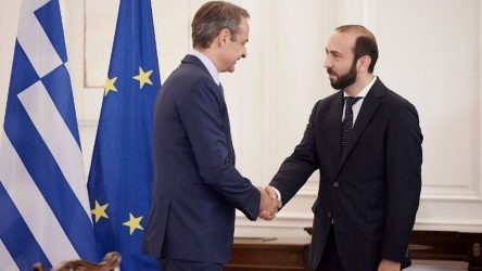 Με τον υπουργό Εξωτερικών της Αρμενίας συναντήθηκε ο Μητσοτάκης