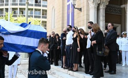 Δέσποινα Μοιραράκη: Συντετριμμένη στην κηδεία του άνδρα της Γιάννη Κοντούλη (ΦΩΤΟ)