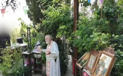 Η απάντηση ιερέα για την καταγγελία για τα “ψευτοθαύματα” σε ναό του Λυκαβηττού