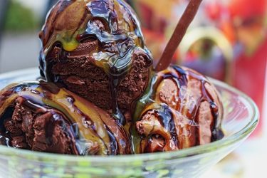 Κάντε εύκολα παγωτό σοκολάτας με φυστικοβούτυρο