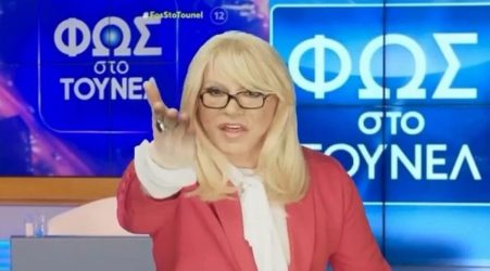 Τάκης Ζαχαράτος: Με μεγάλη επιτυχία υποδύεται την Αγγελική Νικολούλη φορώντας κόκκινο σακάκι (ΒΙΝΤΕΟ)