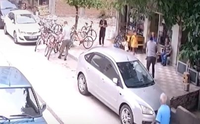 Σοκ στην Τουρκία: Μωρό έπεσε από μπαλκόνι στην πλάτη περαστικού και σώθηκε (ΒΙΝΤΕΟ)