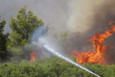 Φωτιά στη Μάνδρα: Δύο προσαγωγές ατόμων (ΒΙΝΤΕΟ)