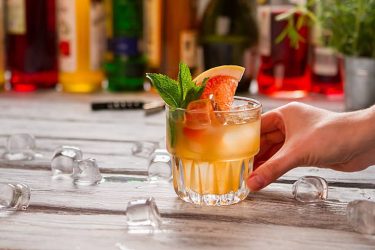 Tα cocktails του καλοκαιριού με τις λιγότερες θερμίδες