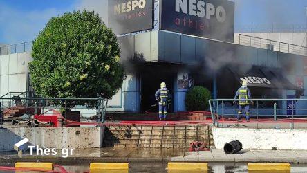 Θεσσαλονίκη: Φωτιά τώρα σε αθλητικό κατάστημα στην περιοχή του ΙΚΕΑ (ΒΙΝΤΕΟ & ΦΩΤΟ)