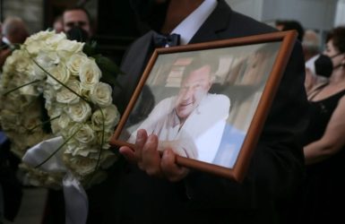 Συγγενείς και φίλοι είπαν το τελευταίο αντίο στον Ηλία Νικολακόπουλο (ΦΩΤΟ)