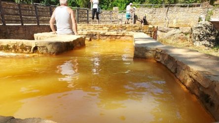 Λάρισα: Μεγάλη προσέλευση τουριστών στα κόκκινα ιαματικά νερά του δήμου Αγιάς