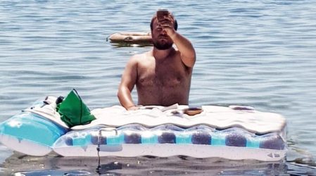 Χαμός στην Ιταλία με τον ιερέα που τέλεσε την κυριακάτικη λειτουργία μέσα στη θάλασσα (ΒΙΝΤΕΟ)