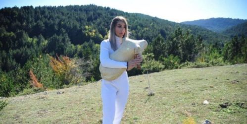 Κατερίνη: Σεξιστική επίθεση σε οργανοπαίκτρια – Δεν την άφησαν στη σκηνή επειδή φορούσε σορτς