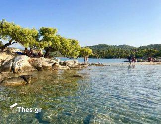 Το γραφικό νησάκι με τα γαλαζοπράσινα νερά στη Χαλκιδική που πας με τα πόδια (ΒΙΝΤΕΟ & ΦΩΤΟ)