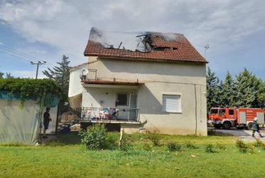 Λάρισα: Σπίτι τυλίχθηκε στις φλόγες εξαιτίας κεραυνού (ΦΩΤΟ)