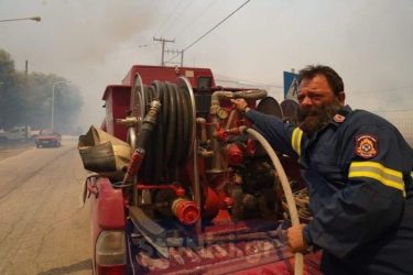 Φωτιά στη Λέσβο: Στη μάχη με τις φλόγες και δύο ιερείς (ΒΙΝΤΕΟ & ΦΩΤΟ)