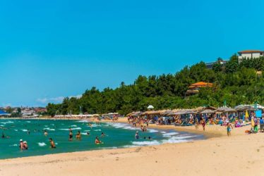 Κρήτη: Προσπαθεί να δικαιολογηθεί ο τουρίστας που άφησε το μωρό του στο αμάξι για να κάνει ψαροντούφεκο