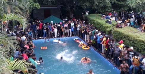 Σρι Λάνκα: Ξέφρενο πάρτι στο προεδρικό μέγαρο – Βουτιές στην πισίνα (ΒΙΝΤΕΟ)
