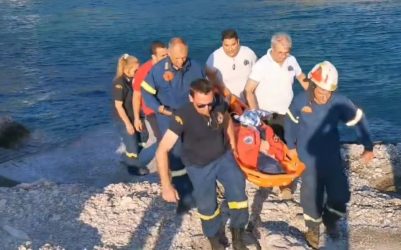 Πτώση ελικοπτέρου στη Σάμο: Ανασύρθηκε χωρίς τις αισθήσεις του μέλος του πληρώματος