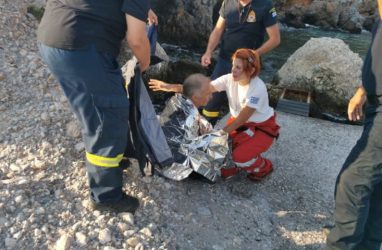 Πτώση ελικοπτέρου στη Σάμο: Διασώθηκε και ο Ρουμάνος πιλότος (ΦΩΤΟ)