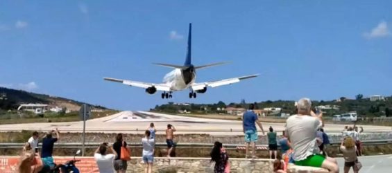 Σκιάθος: Με κρανιοεγκεφαλικές κακώσεις η τουρίστρια που τραυματίστηκε από την απογείωση αεροπλάνου