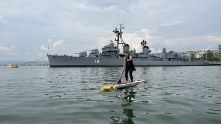 Κάντε SUP με φόντο την παραλία της Θεσσαλονίκης