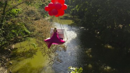 Απίστευτο θέαμα στα Τέμπη – Γυναίκα έπαιξε πιάνο στον αέρα (ΒΙΝΤΕΟ)