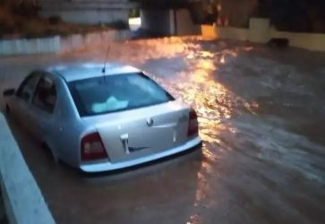 “Πνίγηκε” και η Θάσος από την κακοκαιρία – Πλημμύρισαν δρόμοι και σπίτια