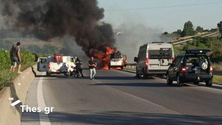 Θεσσαλονίκη: Φωτιά σε εν κινήσει τροχόσπιτο κοντά στην Καρδία (ΒΙΝΤΕΟ & ΦΩΤΟ)