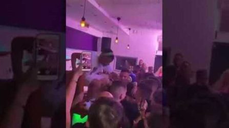 Γνωστός τράπερ χαστούκισε αγόρι σε live στις Σπέτσες (ΒΙΝΤΕΟ)