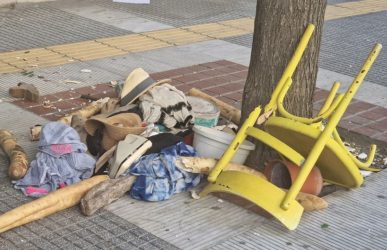 Θεσσαλονίκη: Γυναίκα βγήκε γυμνή στο μπαλκόνι και πετούσε καρέκλες και προσωπικά αντικείμενα