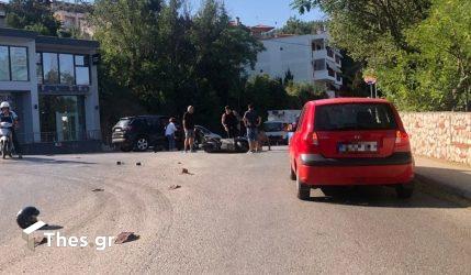 Θεσσαλονίκη: Δύο αυτοκίνητα συγκρούστηκαν με δίκυκλο στα Πεύκα – Ενας τραυματίας (ΦΩΤΟ)