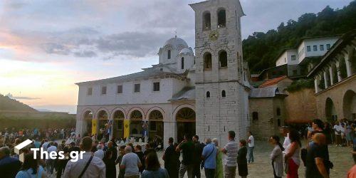 Πλήθος κόσμου στον Εσπερινό στην Παναγία Εικοσιφοίνισσα στο Παγγαίο (ΦΩΤΟ)