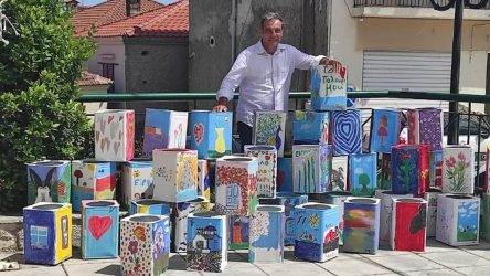 Χαλκιδική: Μεταμόρφωσε το Παλιούρι με έργα τέχνης σε γλάστρες (ΦΩΤΟ)