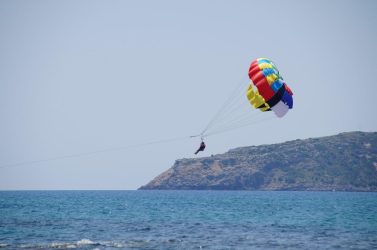 Σύβοτα: Νεκρή κοπέλα που έκανε αλεξίπτωτο θαλάσσης
