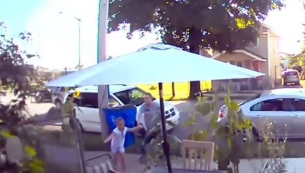 Κάμερα κατέγραψε τη στιγμή που άντρας προσπαθεί να απαγάγει 6χρονο κοριτσάκι (ΒΙΝΤΕΟ)