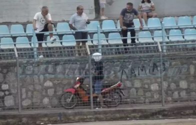 Φίλαθλοι έκαναν παραγγελία και ο ντελιβεράς τα παρέδωσε μέσα στο… γήπεδο