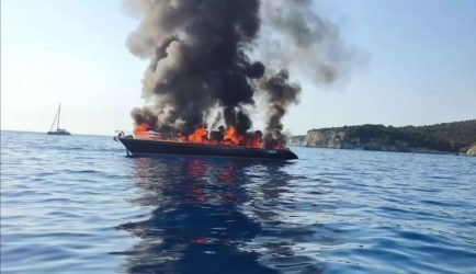 Σκάφος τυλίχτηκε στις φλόγες στους Αντίπαξους (ΦΩΤΟ)