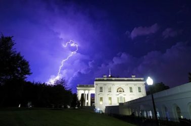 Χτύπημα κεραυνού κοντά στον Λευκό Οίκο – Τέσσερις οι τραυματίες