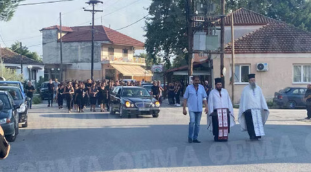 Σκύδρα: Συγκίνηση στο τελευταίο “αντίο” στον 15χρονο που πνίγηκε στην Χαλκιδική (ΒΙΝΤΕΟ)
