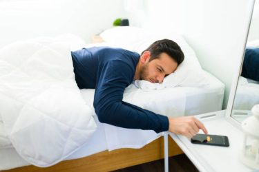 Γιατί δεν πρέπει να χρησιμοποιείτε ως ξυπνητήρι το κινητό