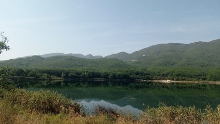 Η “κρυμμένη” λίμνη Ζαραβίνα στο Πωγώνι
