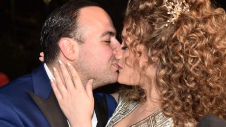 Σήμερα ο γάμος του Μαυρίκιου Μαυρικίου με την Ιλάειρα Ζήση – Ξεκίνησε για την εκκλησία ο γαμπρός