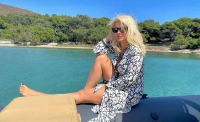 Ελένη Μενεγάκη: Ποζάρει με τα παιδιά της και τον Μάκη Παντζόπουλο