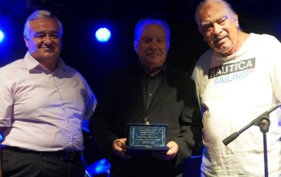 Δήμος Πολυγύρου: Τίμησε Τον Μανώλη Μητσιά για την προσφορά του στο ελληνικό τραγούδι (ΦΩΤΟ)